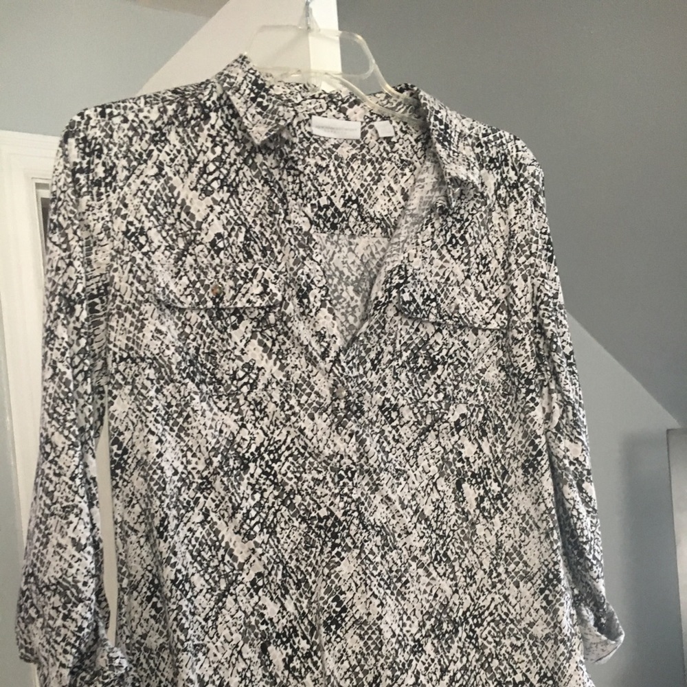 New York & Co stretch button up top